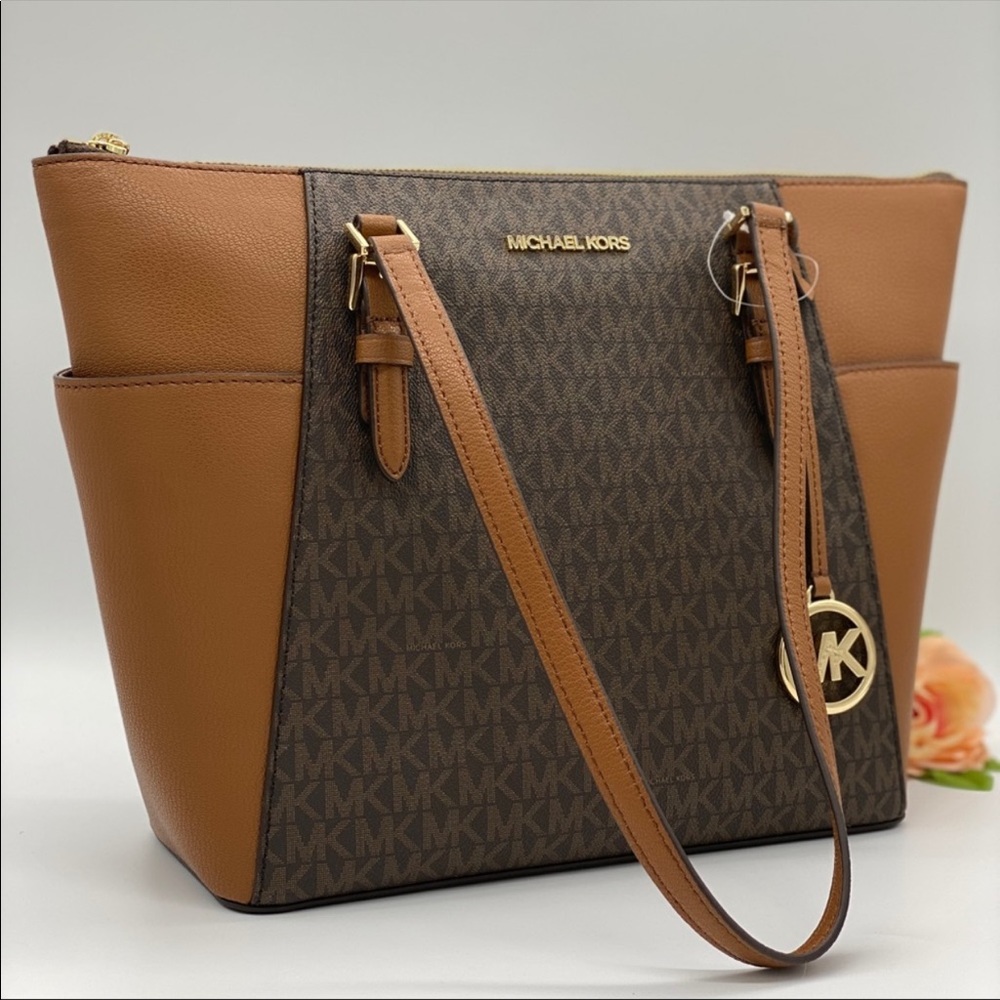 MICHAEL KORS CHARLOTTE LG TZ TOTE BROWN SIGNATURE